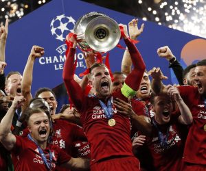 epa07619074 Liverpool FC captain Jordan Henderson lifts the trophy after the UEFA Champions League final between Tottenham Hotspur and Liverpool FC at the Wanda Metropolitano stadium in Madrid, Spain, 01 June 2019. Liverpool won 2-0.  EPA/Emilio Naranjo
