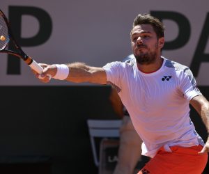 epa07620053 Stan Wawrinka of Switzerland plays Stefanos Tsitsipas of Greece during their men’s round of 16 match during the French Open tennis tournament at Roland Garros in Paris, France, 02 June 2019.  EPA/JULIEN DE ROSA