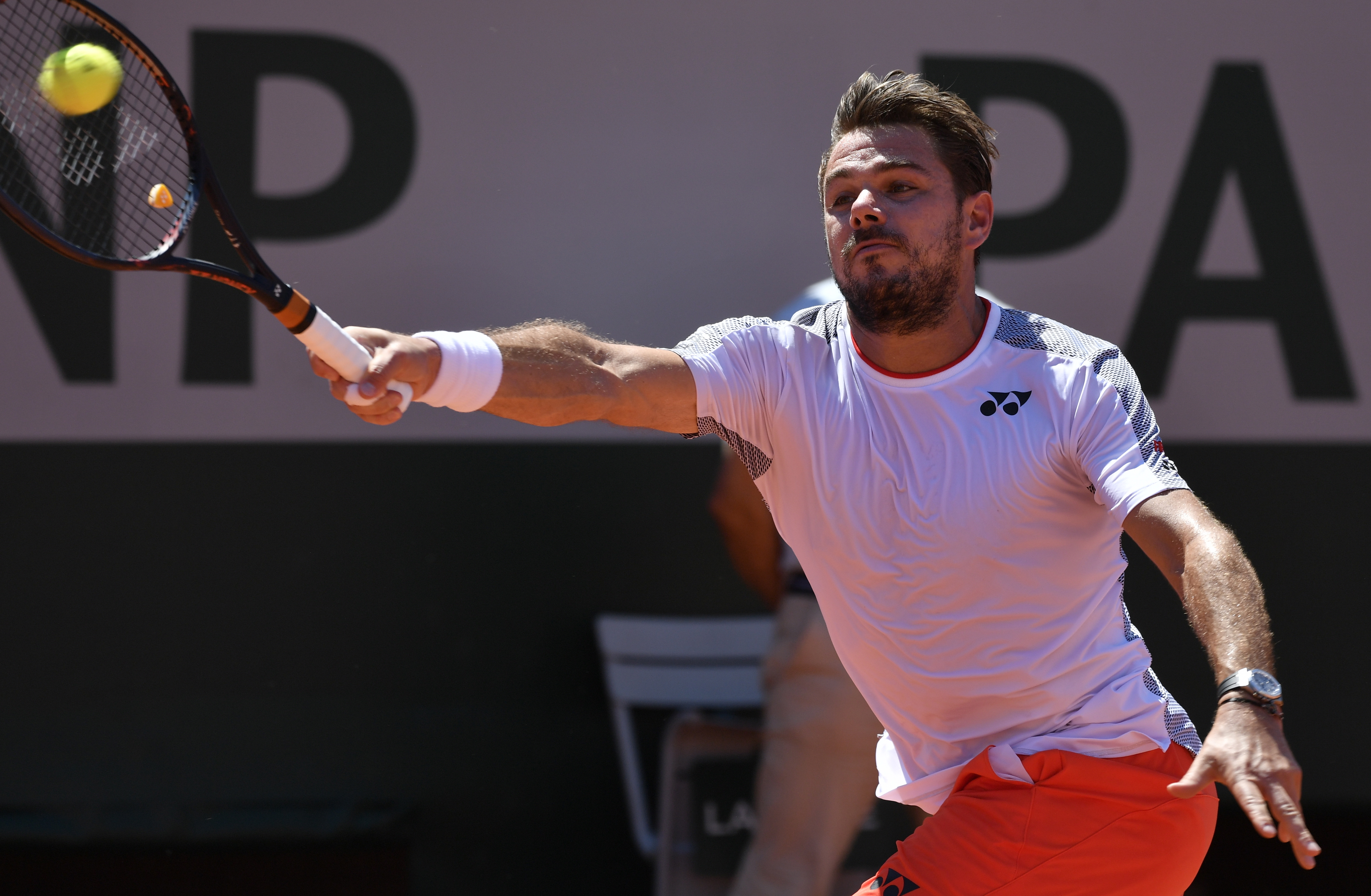 epa07620053 Stan Wawrinka of Switzerland plays Stefanos Tsitsipas of Greece during their men’s round of 16 match during the French Open tennis tournament at Roland Garros in Paris, France, 02 June 2019.  EPA/JULIEN DE ROSA