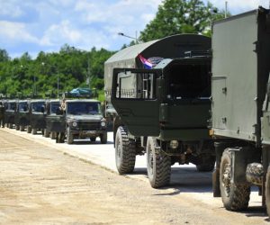 Zagreb, 2.6.2019 - U sklopu zavrne faze meðunarodne vojne vjebe Immediate Response 19, u nedjelju je poèelo je izmjetanje Multinacionalne bojne kopnom od vojnog poligona Eugen Kvaternik u Slunju do logistièke baze u Kapovaru u Maðarskoj, a cilj je uvjebavanje prelaska dravne granice (Border Crossing Operations) u taktièkom rasporedu.
foto HINA/ MORH/ Vinko Jovanovac/ ua