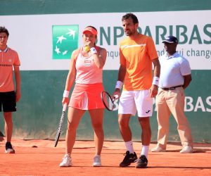 Pariz, 2.6.2019.- U drugom kolu Roland Garrosa u igri mješovitih parova, Ivan Dodig i Latisha Chan igraju protiv Anne- Lene Groenefeld i Roberta Faraha.
Foto Mario ĆUŽIĆ/HTS