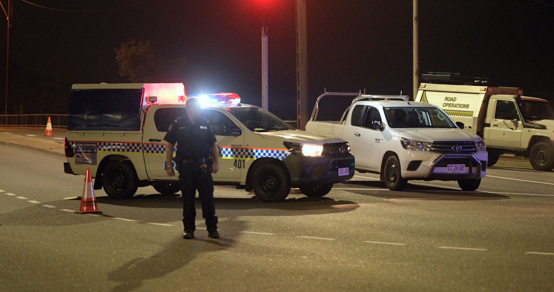 epa07624208 Police at a crime scene on the intersection of McMinn Street and Stuart Highway in Darwin, Northern Territory, Australia, 04 June 2019. According to media reports quoting the police, up to five people were killed after a shooting at a Darwin city hotel on 04 June night. A suspected gunman has been arrested, media added.  EPA/MICHAEL FRANCHI  AUSTRALIA AND NEW ZEALAND OUT