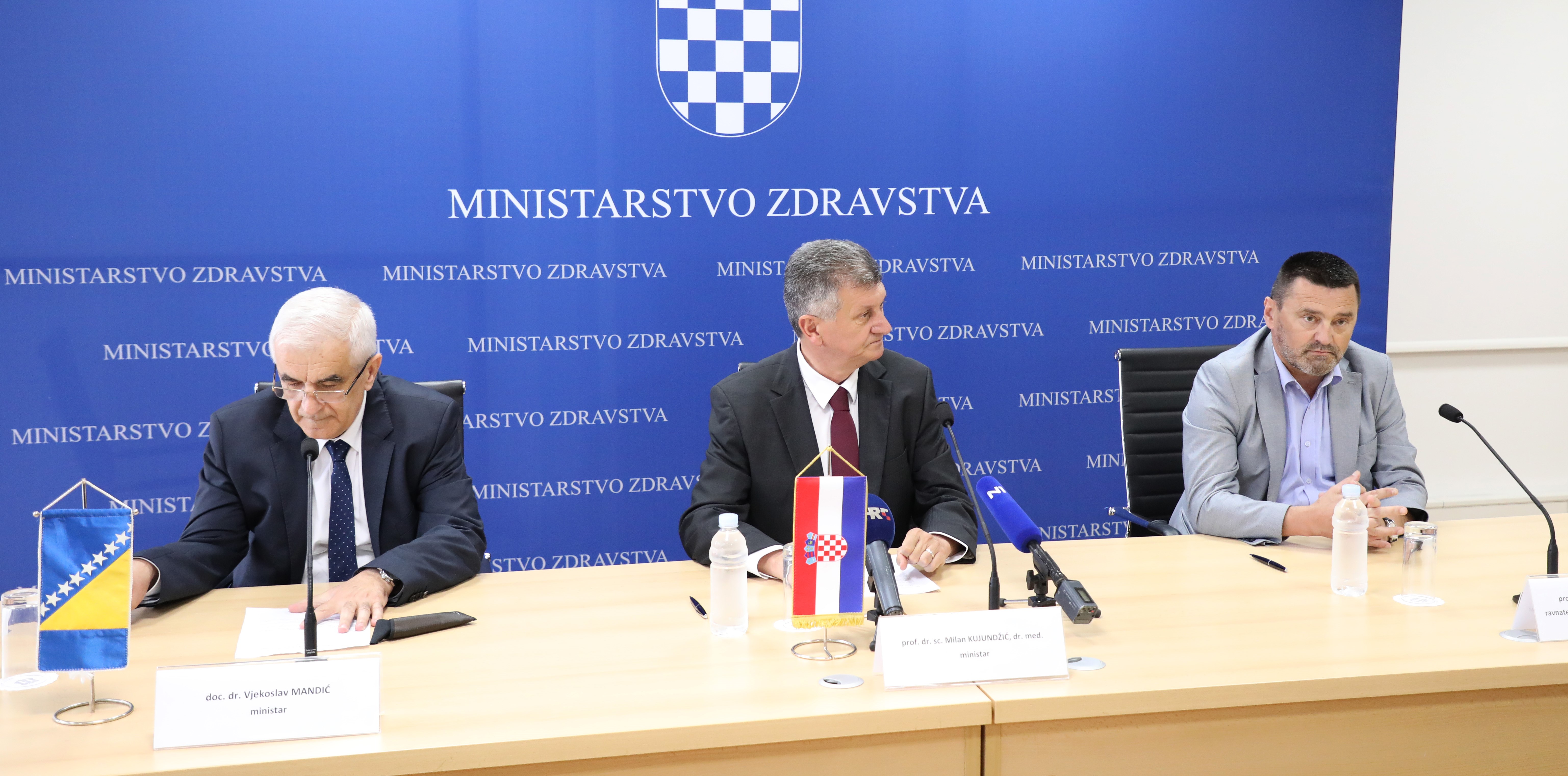 Zagreb, 05.6.2019 - Svečanost potpisivanja Sporazuma o suradnji u području hitne medicine između Ministarstva zdravstva Republike Hrvatske i Federalnog ministarstva zdravstva Bosne i Hercegovine, te Ugovora o suradnji u području hitne medicine između Ministarstva zdravstva Republike Hrvatske i Sveučilišne kliničke bolnice Mostar. Na fotografiji federalni ministar zdravstva BiH Vjekoslav Mandić, ministar zdravstva Milan Kujundžić, ravnatelj Sveučilišne kliničke bolnice u Mostaru Ante Kvesić.
foto HINA/ Admir BULJUBAŠIĆ/ abu