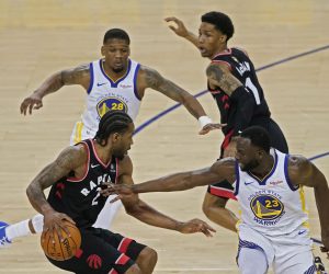 epa07628835 Toronto Raptors player Kawhi Leonard (L, bottom) drives against Golden State Warriors player Draymond Green (R, bottom) during the NBA Finals game three between the Toronto Raptors and the Golden State Warriors at Oracle Arena in Oakland, California, 05 June 2019.  EPA/JOHN G MABANGLO SHUTTERSTOCK OUT