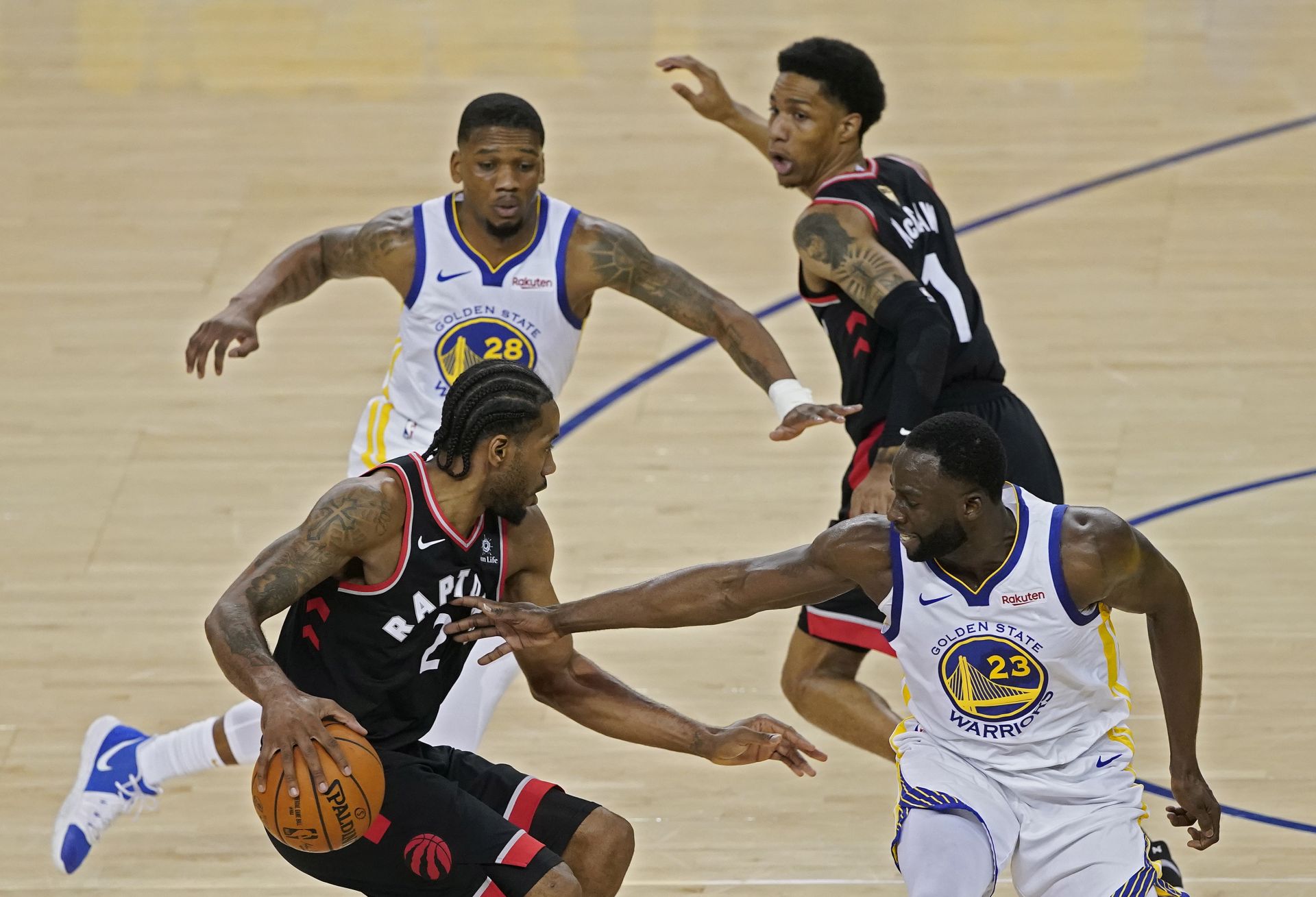 epa07628835 Toronto Raptors player Kawhi Leonard (L, bottom) drives against Golden State Warriors player Draymond Green (R, bottom) during the NBA Finals game three between the Toronto Raptors and the Golden State Warriors at Oracle Arena in Oakland, California, 05 June 2019.  EPA/JOHN G MABANGLO SHUTTERSTOCK OUT