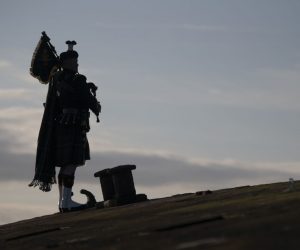 epa07629084 A handout picture provided by the British Ministry of Defence showing Trevor Macey-Lillie the Piper Major from 19th Regiment Royal Artillery began the D-Day commemorations on Mulberry harbours in Arromanches-les-Bains Normandy, France, 06 June 2019. World leaders are attending memorial events in Normandy on 06 June to commemorate the 75th anniversary of the D-Day landings, which marked the beginning of the end of World War II in Europe.  EPA/CPL ROBERT WEIDEMAN /BRITISH MINISTRY OF DEFENCE/HANDOUT MANDATORY CREDIT: MOD/CROWN COPYRIGHT HANDOUT EDITORIAL USE ONLY/NO SALES