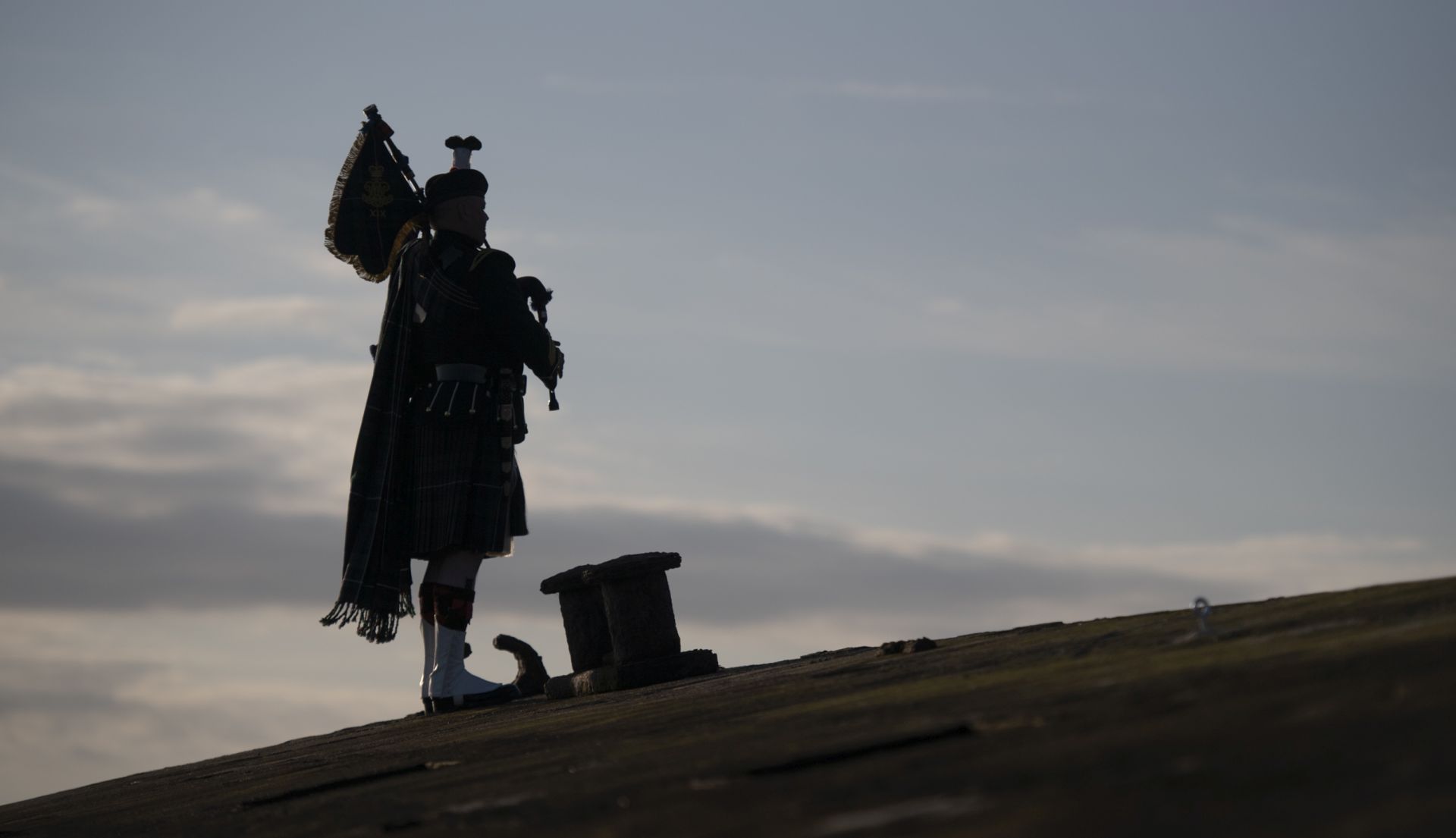 epa07629084 A handout picture provided by the British Ministry of Defence showing Trevor Macey-Lillie the Piper Major from 19th Regiment Royal Artillery began the D-Day commemorations on Mulberry harbours in Arromanches-les-Bains Normandy, France, 06 June 2019. World leaders are attending memorial events in Normandy on 06 June to commemorate the 75th anniversary of the D-Day landings, which marked the beginning of the end of World War II in Europe.  EPA/CPL ROBERT WEIDEMAN /BRITISH MINISTRY OF DEFENCE/HANDOUT MANDATORY CREDIT: MOD/CROWN COPYRIGHT HANDOUT EDITORIAL USE ONLY/NO SALES