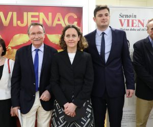 Zagreb, 06.6.2019 - U knjižnici Hrvatske akademije znanosti i umjetnosti svečano je otvorena povodu 150 godina Vijenca. Na izložbi će široj javnosti biti predstavljeni najvažniji trenuci iz bogate povijesti Vienca. U suradnji s Kućom Šenoa, moći će se pogledati predmeti koji su pripadali jednom od najvećih hrvatskih književnika i slavnog urednika Vienca Augusta Šenoe. NA fotografiji Velimir Neidhardt, Nina Obuljen Koržinek, Goran Galić.
foto HINA/ Admir BULJUBAŠIĆ/ abu