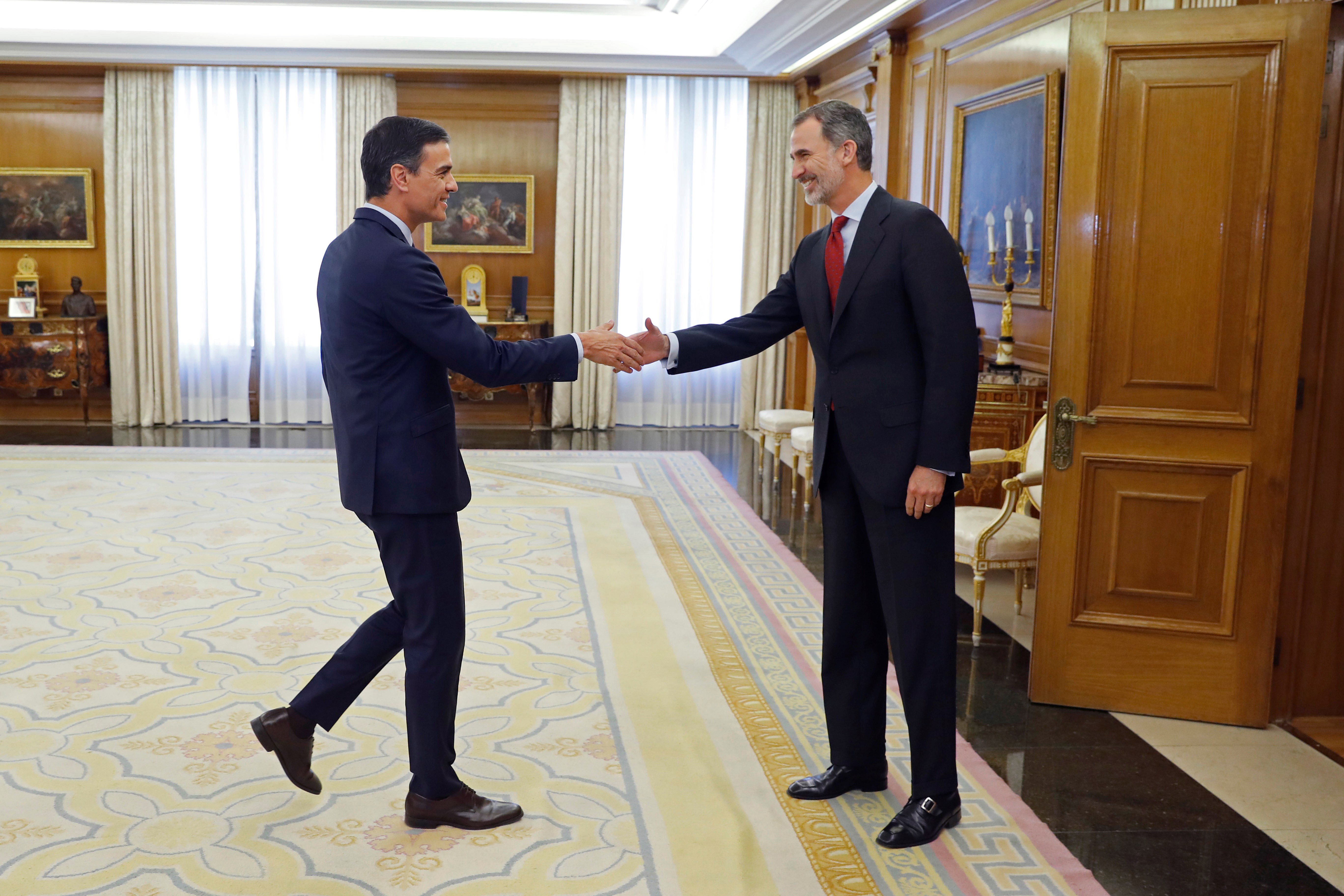 epa07630866 King Felipe VI of Spain (R) greets Spanish Prime Minister, Pedro Sanchez at Zarzuela Palace in Madrid, Spain, 06 June 2019. King Felipe VI mets representatives of all parties with seats in Parliament, in order to choose a candidate to be elected as Prime Minister by the Parliament after the elections held 28 April 2019.  EPA/Juan Carlos Hidalgo/ POOL
