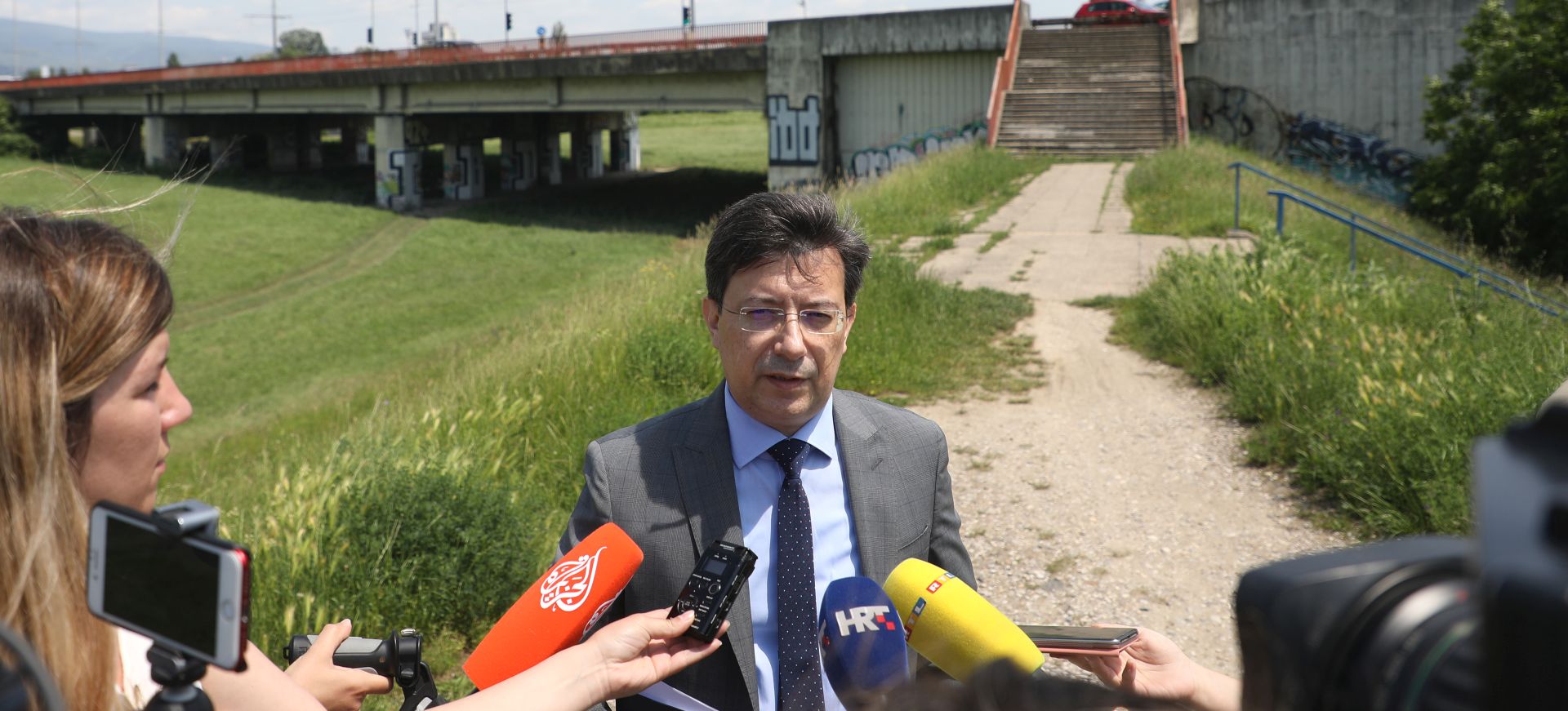 Zagreb, 7.6.2019. - Državni tajnik Željko Uhlir dao je izjavu za medije o lošem stanju mostova u Zagrebu. foto HINA/ Lana SLIVAR DOMINIĆ/ ml