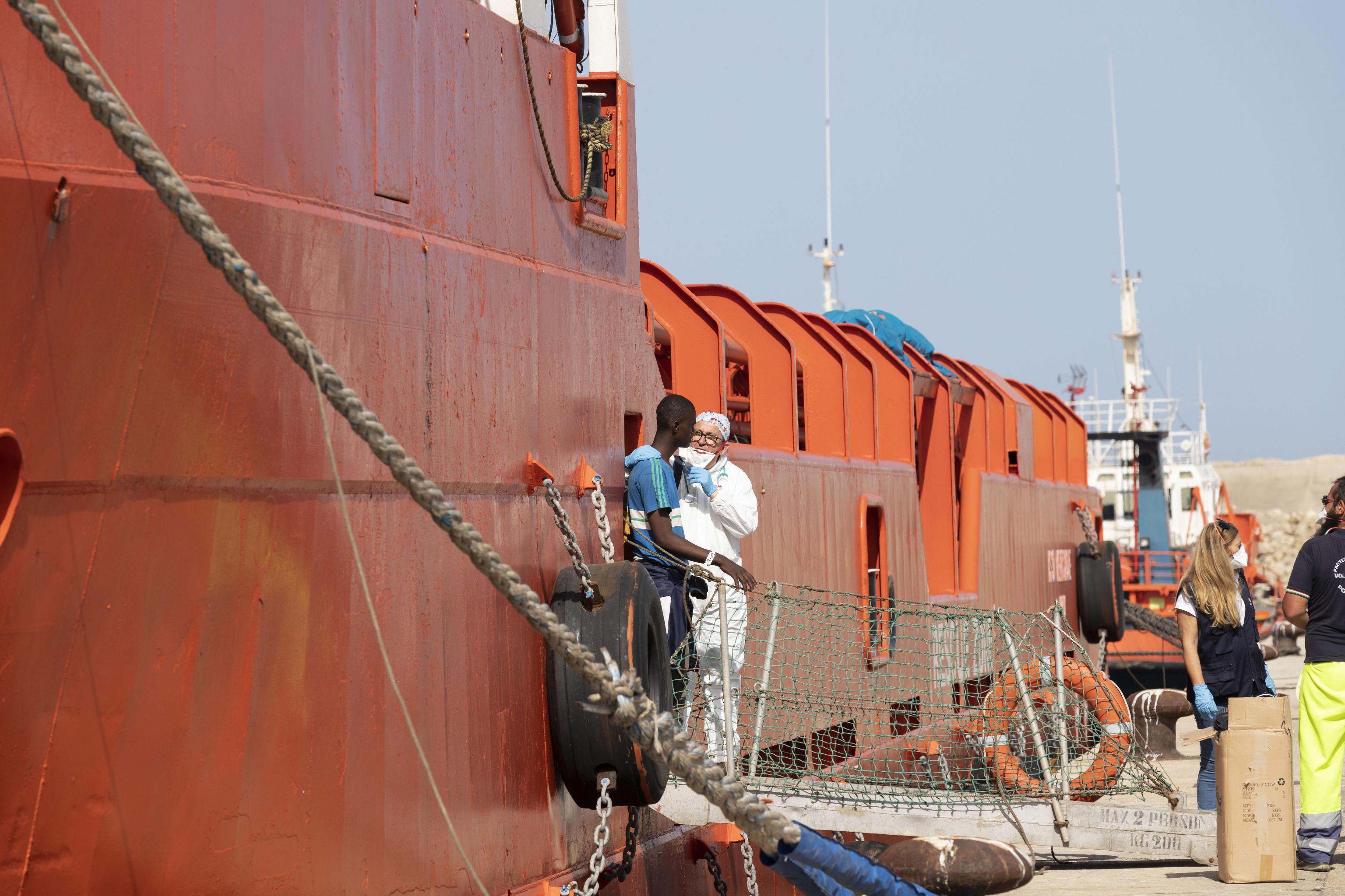 epa07633217 Migrants disembark from the Italian merchant ship Asso Venticinque in the port of Pozzallo, Sicily island, Italy, 07 June 2019. The 62 migrants were rescued on Thursday in Maltese search-and-rescue waters.  EPA/FRANCESCO RUTA