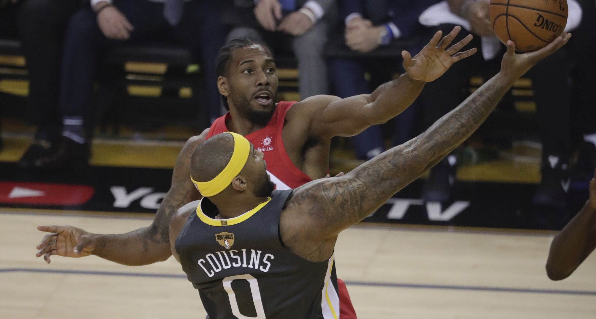 epa07634238 Toronto Raptors player Kawhi Leonard (top) tries to block a shot by Golden State Warriors player DeMarcus Cousins (bottom) during the NBA Finals game four between the Toronto Raptors and the Golden State Warriors at Oracle Arena in Oakland, California, 07 June 2019.  EPA/MONICA M DAVEY SHUTTERSTOCK OUT