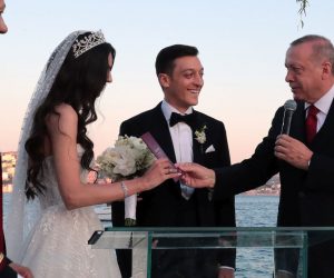 epa07634489 A handout photo made available by the Turkish President Press office shows Turkish President Recep Tayyip Erdogan (R) and his wife Emine Erdogan (not pictured) gives the family registry to the bride Amina Gulse (2-L) and her husband German soccer player Mesut Ozil (C) during their wedding ceremony at the Hotel Four Seasons Bosphorus in Istanbul, Turkey, 07 June 2019 (issued 08 June 2019). Turkish President Erdogan was the best man at teh wedding of former German international Mesut Ozil and former Miss Turkey Amina Gulse on 07 June 2019.  EPA/TURKISH PRESIDENT PRESS OFFICE / HANDOUT  HANDOUT EDITORIAL USE ONLY/NO SALES