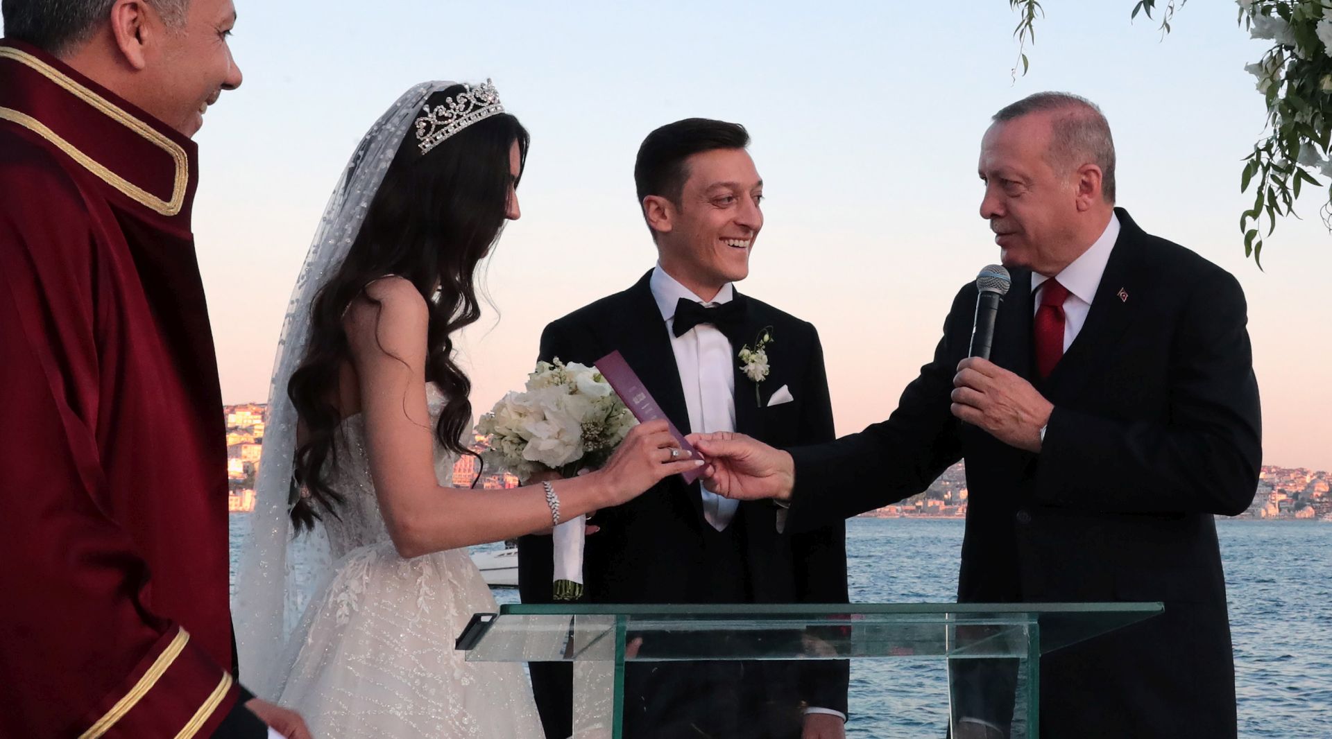 epa07634489 A handout photo made available by the Turkish President Press office shows Turkish President Recep Tayyip Erdogan (R) and his wife Emine Erdogan (not pictured) gives the family registry to the bride Amina Gulse (2-L) and her husband German soccer player Mesut Ozil (C) during their wedding ceremony at the Hotel Four Seasons Bosphorus in Istanbul, Turkey, 07 June 2019 (issued 08 June 2019). Turkish President Erdogan was the best man at teh wedding of former German international Mesut Ozil and former Miss Turkey Amina Gulse on 07 June 2019.  EPA/TURKISH PRESIDENT PRESS OFFICE / HANDOUT  HANDOUT EDITORIAL USE ONLY/NO SALES