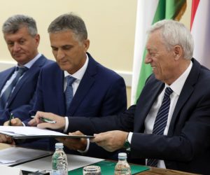 Poljanica Bistranska, 10.6.2019 - Potpisivanje Ugovora o darovanju zemljišta Zagrebačkoj županiji za izgradnju Specijalne bolnice za kronične bolesti dječje dobi Gornja Bistra. Nekretninu u vlasništvu Hrvatske na području općine Bistra županu Zagrebačke županije Stjepanu Kožiću (D) dodijelio je ministar državne imovine Goran Marić (S). Nazočili su ministar zdravstva Milan Kujundžić (L), predsjednik Županijske skupštine Damir Mikuljan, načelnik općine Bistra Krešimir Gulić i ravnatelj Specijalne bolnice Renato Mittermayer.
Foto Hina/ Dario GRZELJ/ dag