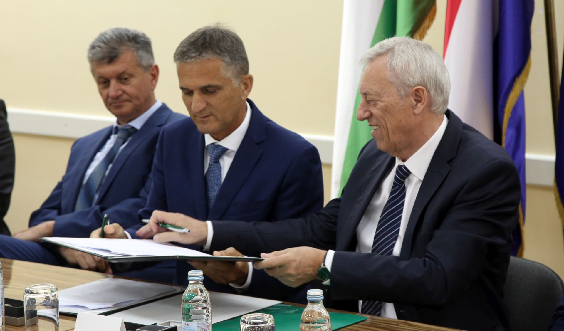 Poljanica Bistranska, 10.6.2019 - Potpisivanje Ugovora o darovanju zemljišta Zagrebačkoj županiji za izgradnju Specijalne bolnice za kronične bolesti dječje dobi Gornja Bistra. Nekretninu u vlasništvu Hrvatske na području općine Bistra županu Zagrebačke županije Stjepanu Kožiću (D) dodijelio je ministar državne imovine Goran Marić (S). Nazočili su ministar zdravstva Milan Kujundžić (L), predsjednik Županijske skupštine Damir Mikuljan, načelnik općine Bistra Krešimir Gulić i ravnatelj Specijalne bolnice Renato Mittermayer.
Foto Hina/ Dario GRZELJ/ dag