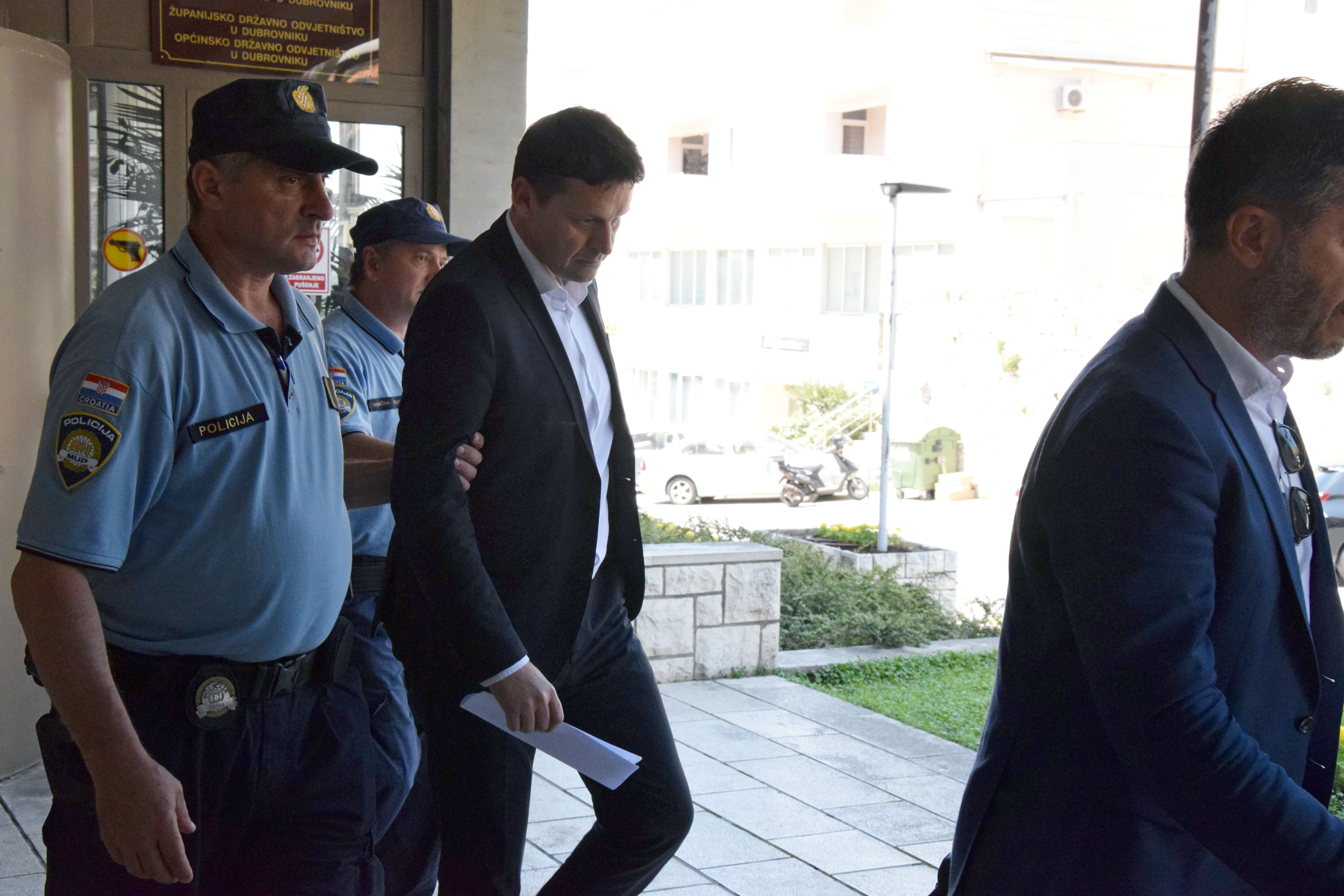 Dubrovnik, 11.06.2019. - Èlan Uprave HEP-a Nikola Rukavina u utorak oko 14 sati napustio je zgradu dubrovaèkog suda, nakon to je dao iskaz Dravnom odvjetnitvu. 
foto HINA/ Baldo MARUNÈIÆ/ bm