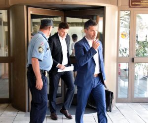 Dubrovnik, 11.06.2019. - Èlan Uprave HEP-a Nikola Rukavina u utorak oko 14 sati napustio je zgradu dubrovaèkog suda, nakon to je dao iskaz Dravnom odvjetnitvu. Na slici Nikola Rukavina i odvjetnik Kreimir karica.
foto HINA/ Baldo MARUNÈIÆ/ bm