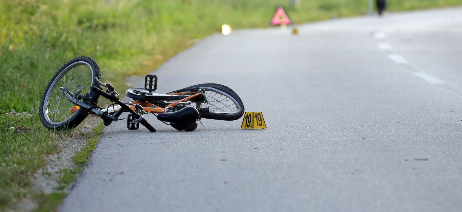 Koprivnica, 12.6.2019. - Osobni automobil naletio je na dvoje djece u Koprivničkom Ivancu u srijedu oko 18.50 sati, doznaje se u Policijskoj upravi koprivničko-križevačkoj. U tijeku je policijski očevid, a neslužbeno se doznaje da su dječaci bili na biciklima kada ih je udario vozač koji je pobjegao s mjesta nesreće. Zasad nije poznata težina ozljeda dječaka. Policija je u potrazi za vozačem, a očevici vjeruju da je bio pijan jer je krivudao po cesti. foto HINA/ ml