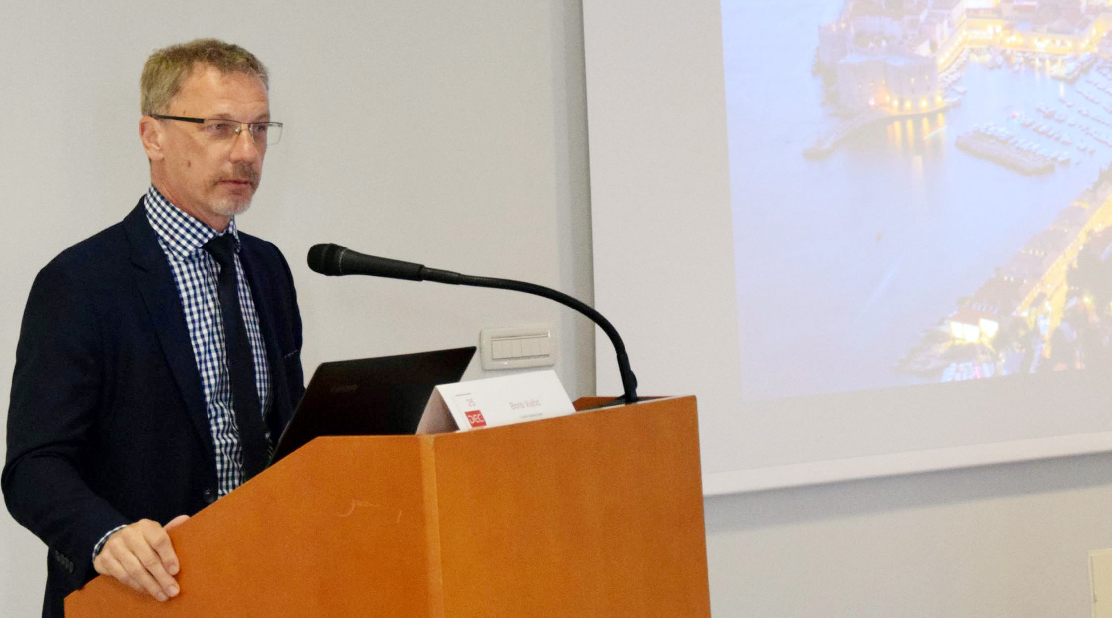 Dubrovnik, 15.06.2019. - Dubrovaèka ekonomska konferencija u svom se 25. izdanju odrava ovog vikenda u dubrovaèkom Hotelu Argentina, a okuplja devedesetak ekonomskih struènjaka iz cijelog svijeta. Na fotografiji Boris Vujèiæ. foto HINA/ Baldo MARUNÈIÆ/ bm