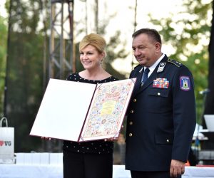 Zagreb, 15.6.2019. - U prigodi obilježavanja 75. obljetnice osnutka, predsjednica Republike Kolinda Grabar-Kitarović uručila je Dobrovoljnom vatrogasnom društvu (DVD) Hrašće Povelju Republike Hrvatske za izniman doprinos u protu-požarnim zadaćama i aktivnostima te u spašavanju ljudskih života i materijalnih dobara, priopćeno je u subotu iz Ureda predsjednice Republike.
foto HINA/ Ured predsjednice/ ml