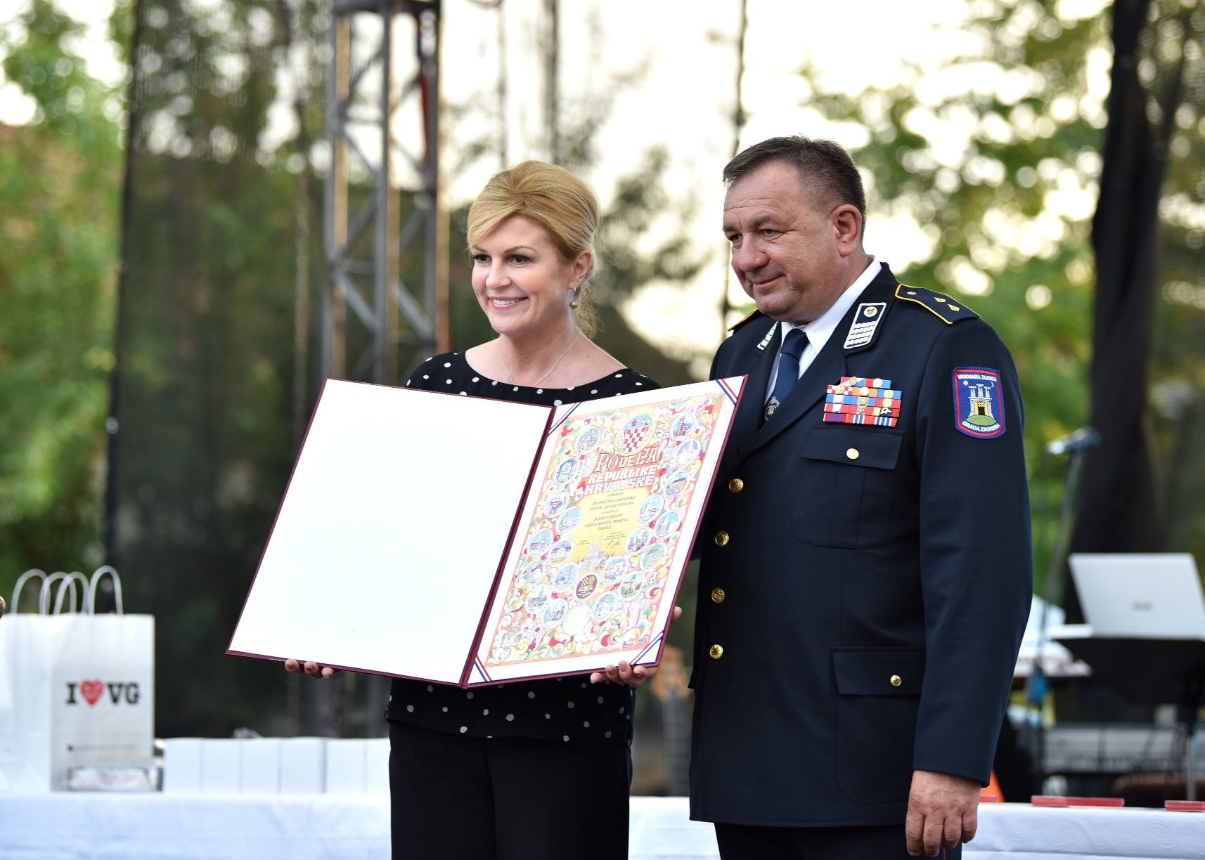 Zagreb, 15.6.2019. - U prigodi obilježavanja 75. obljetnice osnutka, predsjednica Republike Kolinda Grabar-Kitarović uručila je Dobrovoljnom vatrogasnom društvu (DVD) Hrašće Povelju Republike Hrvatske za izniman doprinos u protu-požarnim zadaćama i aktivnostima te u spašavanju ljudskih života i materijalnih dobara, priopćeno je u subotu iz Ureda predsjednice Republike.
foto HINA/ Ured predsjednice/ ml