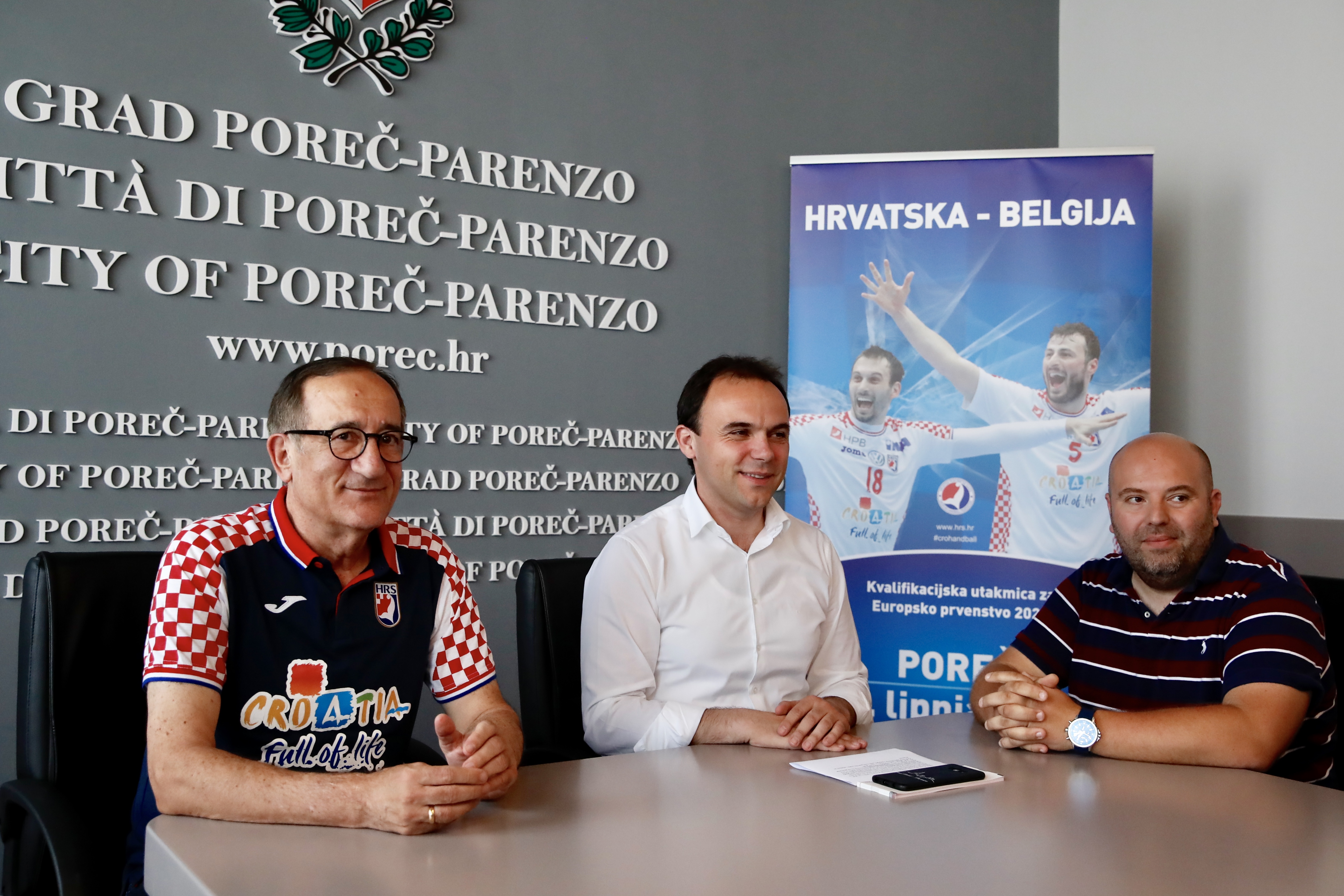 Zagreb, 16.6.2019. - Mladi igrači koji manje igraju su pokazali čvrstu volju i energičnost i odlučnost. Naravno da sam zadovoljan i trebam im čestitati, dali su sve od sebe tako da smo ovaj težak ciklus izdržali, kazao je izbornik hrvatske rukometne reprezentacije Lino Červar nakon pobjede protiv Belgije (28-19) u susretu posljednjeg kola kvalifikacija za EP 2020.
foto HINA/ HRS/ ml