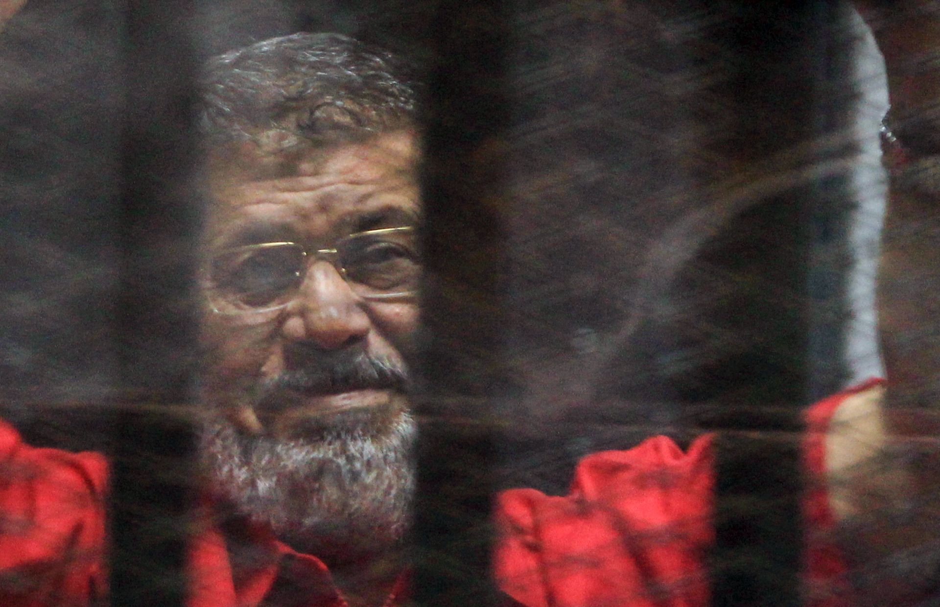 epa07654220 (FILE) - Ousted Egyptian President Mohamed Morsi looks on during a trial session on charges of espionage in Cairo, Egypt, 18 June 2016 (reissued 17 June 2019). Reports state Morsi died on 17 June 2019 during a trial session in an espionage case.  EPA/MOHAMED HOSSAM *** Local Caption *** 53980315