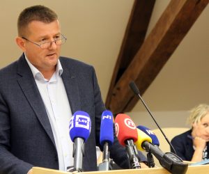 Virovitica, 18.6.2019. - Gradonačelnik Virovitice Ivica Kirin u utorak je na sjednici Gradskog vijeća po prvi puta od kada se saznalo za krađu novca iz gradskog proračuna i samoubojstva pročelnika za financije Siniše Palma potvrdio da riječ o najmanje 17, 5 milijuna kuna. 
foto HINA/ ml