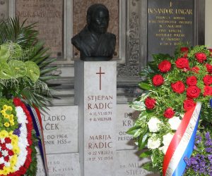 Zagreb, 19.06.2019. - Potpredsjednik Hrvatskog sabora i izaslanik predsjednika Sabora akademik Željko Reiner položio je vijenac i zapalio svijeću u povodu "Dana sjećanja na Stjepana Radića i lipanjske žrtve" na Gradskom groblju Mirogoj. Na fotografiji grob Stjepana Radića. foto HINA/Lana SLIVAR DOMINIĆ/ lsd