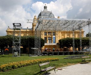 Zagreb, 198.06.2019. - Program Zagrebaèkog kulturnog ljeta - ZgKUL najavljen je na konferenciji za medije. Program su predstavili zagrebaèki gradonaèelnik Milan Bandiæ, direktorica TZ Grada Zagreba Martina Bienenfeld, glavni ravnatelj HRT-a Kazimir Baèiæ i ravnatelj Zagrebaèke filharmonije Mirko Boch. Na fotogrfiji radovi na podizanju pozornice i ureðenu okolia na Zrinjevcu. foto HINA /Zvonimir KUHTIÆ/ zk