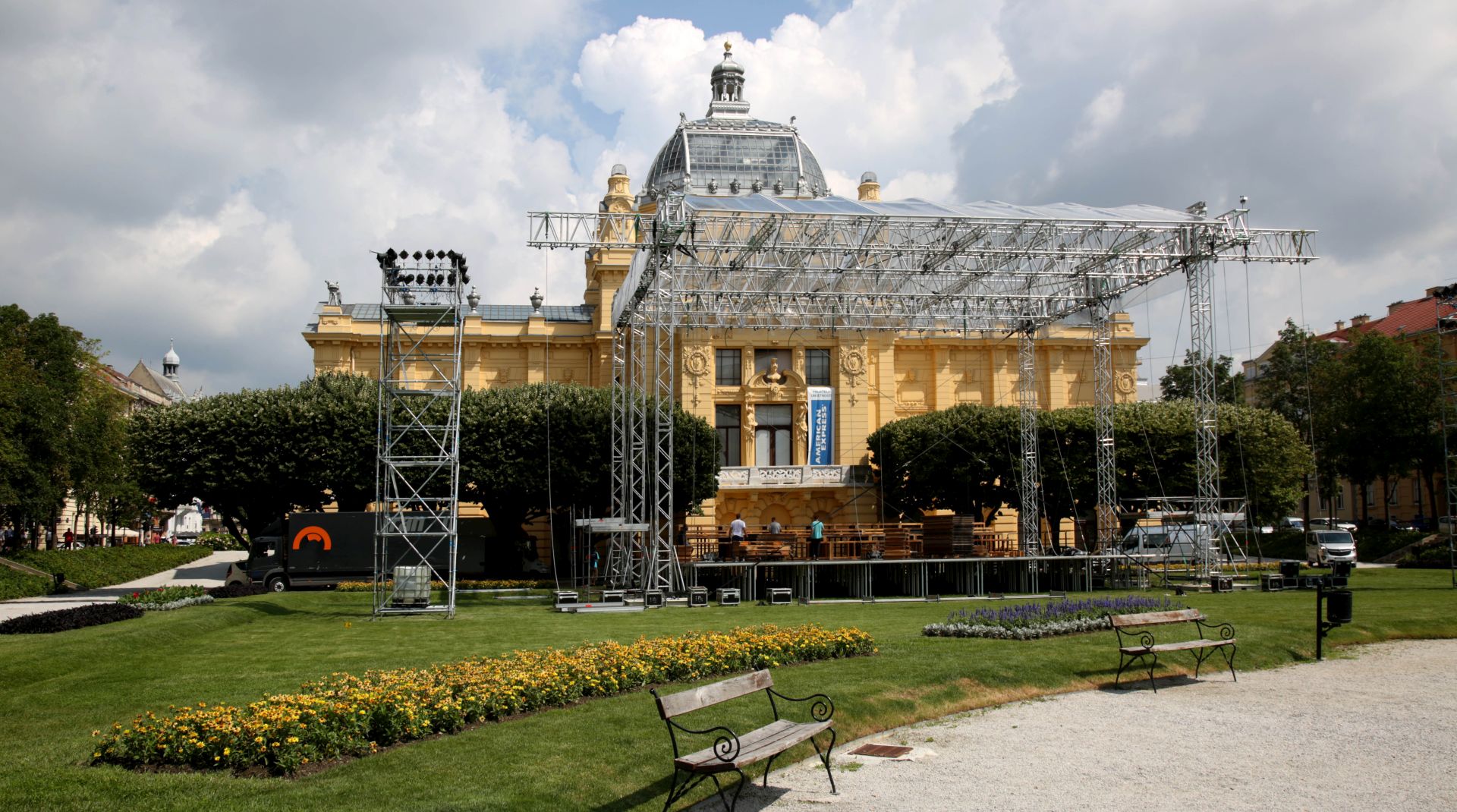 Zagreb, 198.06.2019. - Program Zagrebaèkog kulturnog ljeta - ZgKUL najavljen je na konferenciji za medije. Program su predstavili zagrebaèki gradonaèelnik Milan Bandiæ, direktorica TZ Grada Zagreba Martina Bienenfeld, glavni ravnatelj HRT-a Kazimir Baèiæ i ravnatelj Zagrebaèke filharmonije Mirko Boch. Na fotogrfiji radovi na podizanju pozornice i ureðenu okolia na Zrinjevcu. foto HINA /Zvonimir KUHTIÆ/ zk