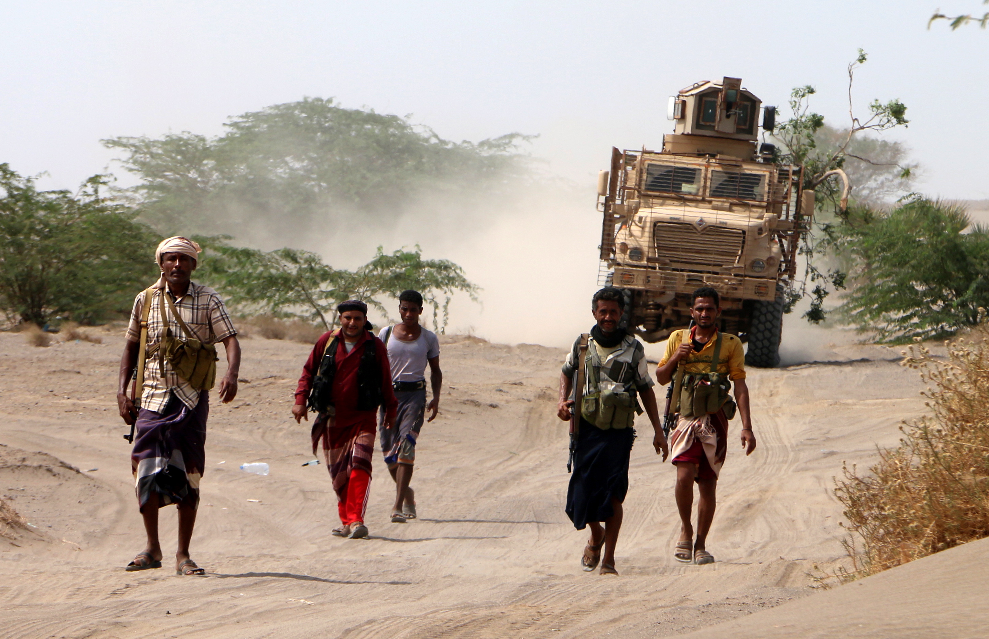 epa07666624 Yemeni government forces backed by the Saudi-led coalition advance during fighting against Houthi rebels on the outskirt of the port city of Hodeidah, Yemen, 22 June 2019. According to reports, the Yemeni government troops have advanced to the southeastern outskirts of the Houthi-controlled city of Hodeidah, which is the key lifeline entry point for the Arab country’s most food imports and humanitarian aid. The Saudi Arabia has been leading a military coalition to support the exiled Yemeni government against the Houthis since in Yemen March 2015.  EPA/NAJEEB ALMAHBOOBI