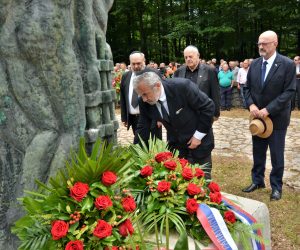 Gospiæ, 23.6.2019 - Dan sjeæanja na Jadovno 1941., komemoracija za rtve rasnih zakona NDH odrana je u nedjelju na Velebitu kod Gospiæa pokraj jedne od krakih jama u kojima su od 1941. godine do danas deseci tisuæa pobijenih Srba, idova, Roma i Hrvata, posebno onih Hrvata koji nisu prihvaæali NDH. Komemoraciju su organizirali Srpsko narodno vijeæe, Koordinacija idovskih opæina RH, Eparhija Gornjokarlovaèka i Savez antifaistièkih boraca i antifaista RH. Na slici Luciano Moe Preleviæ, Ognjen Kraus, Aleksandar Tolnauer i Ilan Mor.
foto HINA/ Mladen VOLARIÆ/ ua