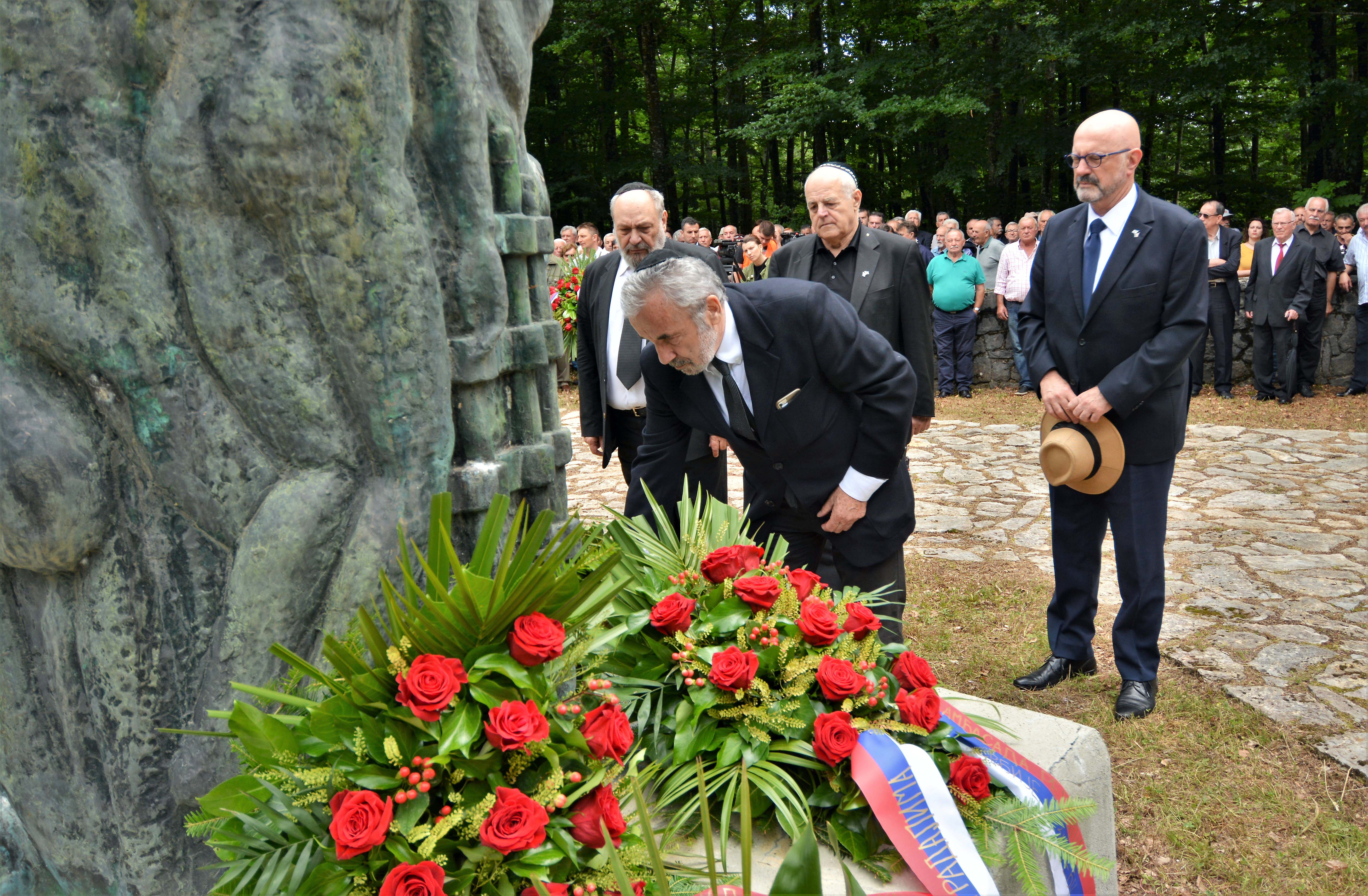 Gospiæ, 23.6.2019 - Dan sjeæanja na Jadovno 1941., komemoracija za rtve rasnih zakona NDH odrana je u nedjelju na Velebitu kod Gospiæa pokraj jedne od krakih jama u kojima su od 1941. godine do danas deseci tisuæa pobijenih Srba, idova, Roma i Hrvata, posebno onih Hrvata koji nisu prihvaæali NDH. Komemoraciju su organizirali Srpsko narodno vijeæe, Koordinacija idovskih opæina RH, Eparhija Gornjokarlovaèka i Savez antifaistièkih boraca i antifaista RH. Na slici Luciano Moe Preleviæ, Ognjen Kraus, Aleksandar Tolnauer i Ilan Mor.
foto HINA/ Mladen VOLARIÆ/ ua
