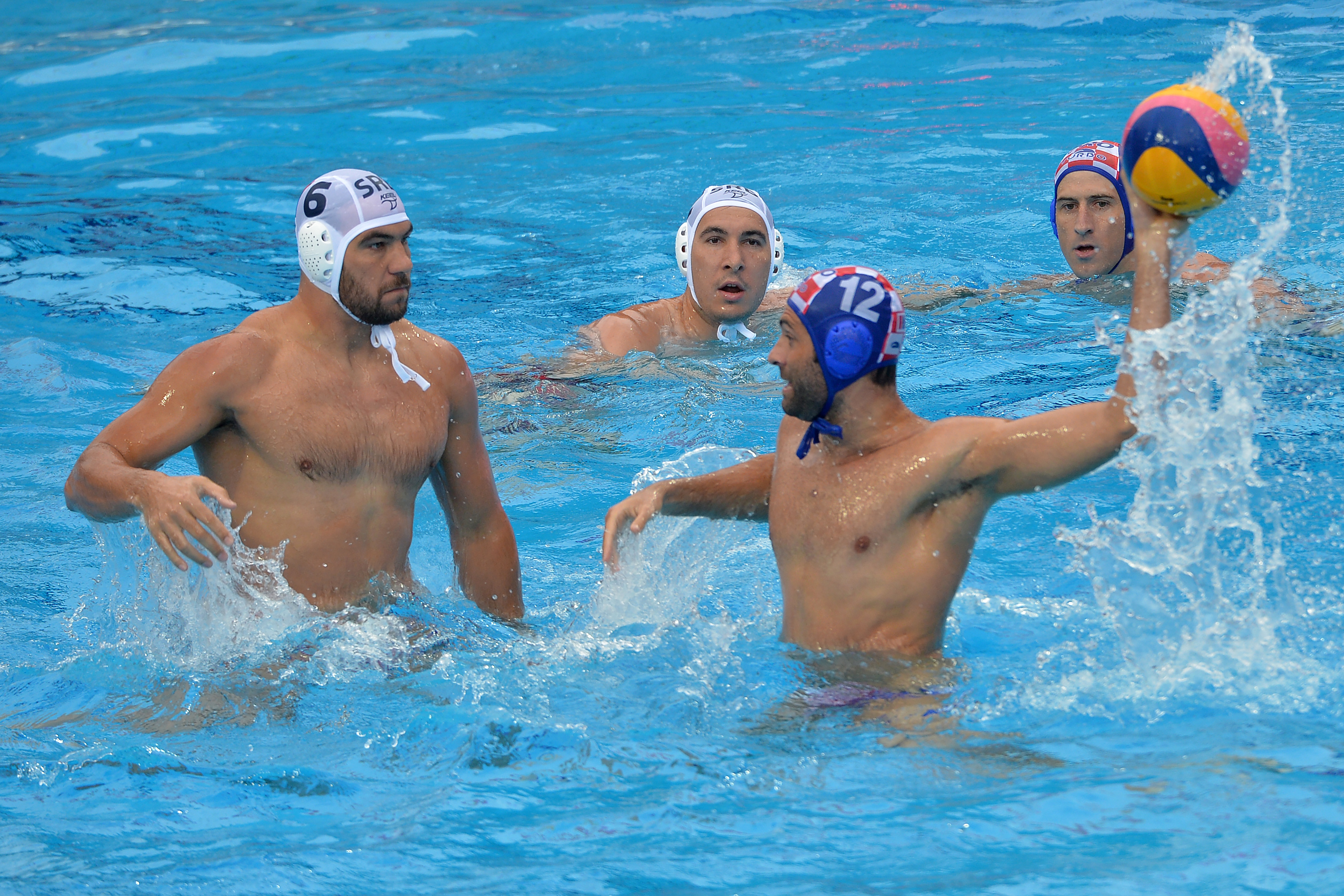 Beograd, 23.6.2019. - Zavrni dvoboj na Super finalu Svjetske lige vaterpolista izmeðu Hrvatske i Srbije. Na slici Duko Pjetloviæ  i Xavier Garcia.
foto HINA/ TANJUG/ ZORAN ZESTIC/ ua