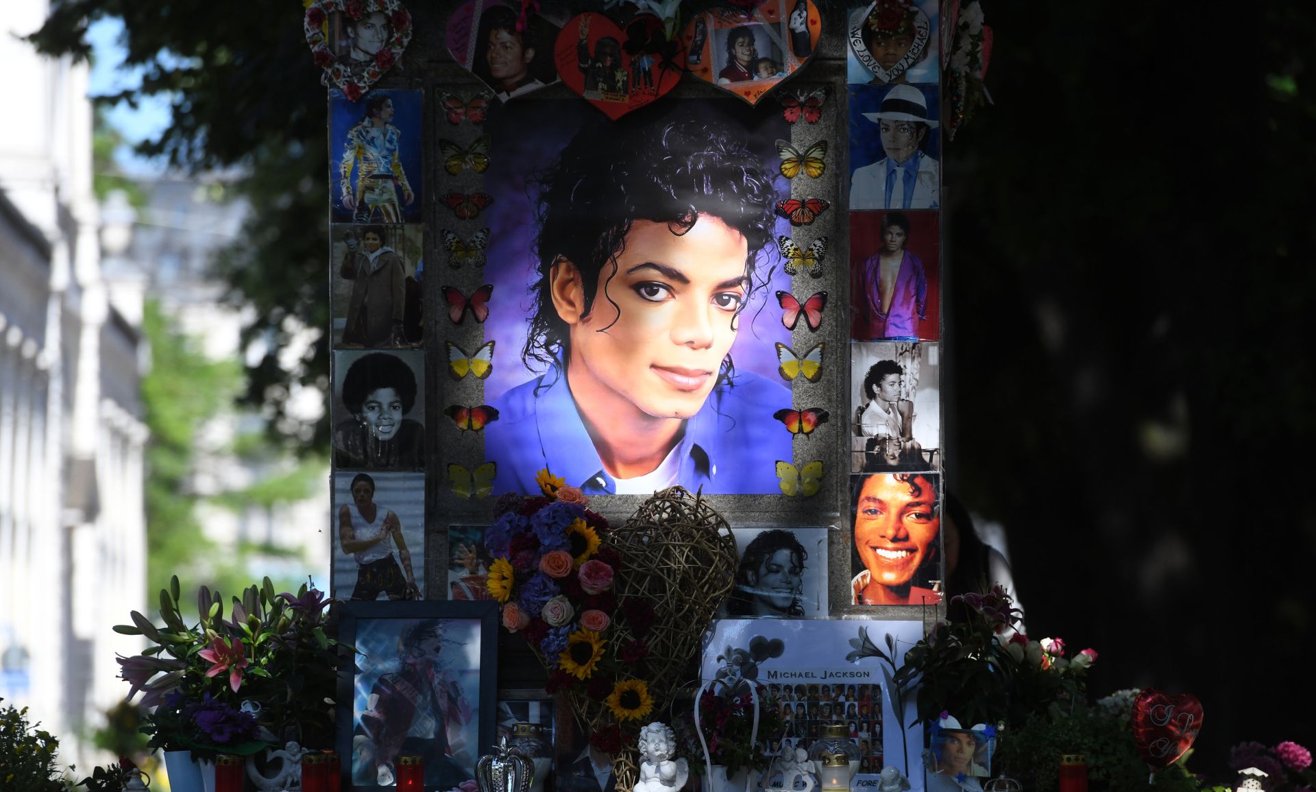 24 June 2019, Munich: Flowers, pictures and candles stand before the commemoration of the 10th anniversary of Michael Jackson's death at his monument at Promenadeplatz. Photo: Tobias Hase/dpa