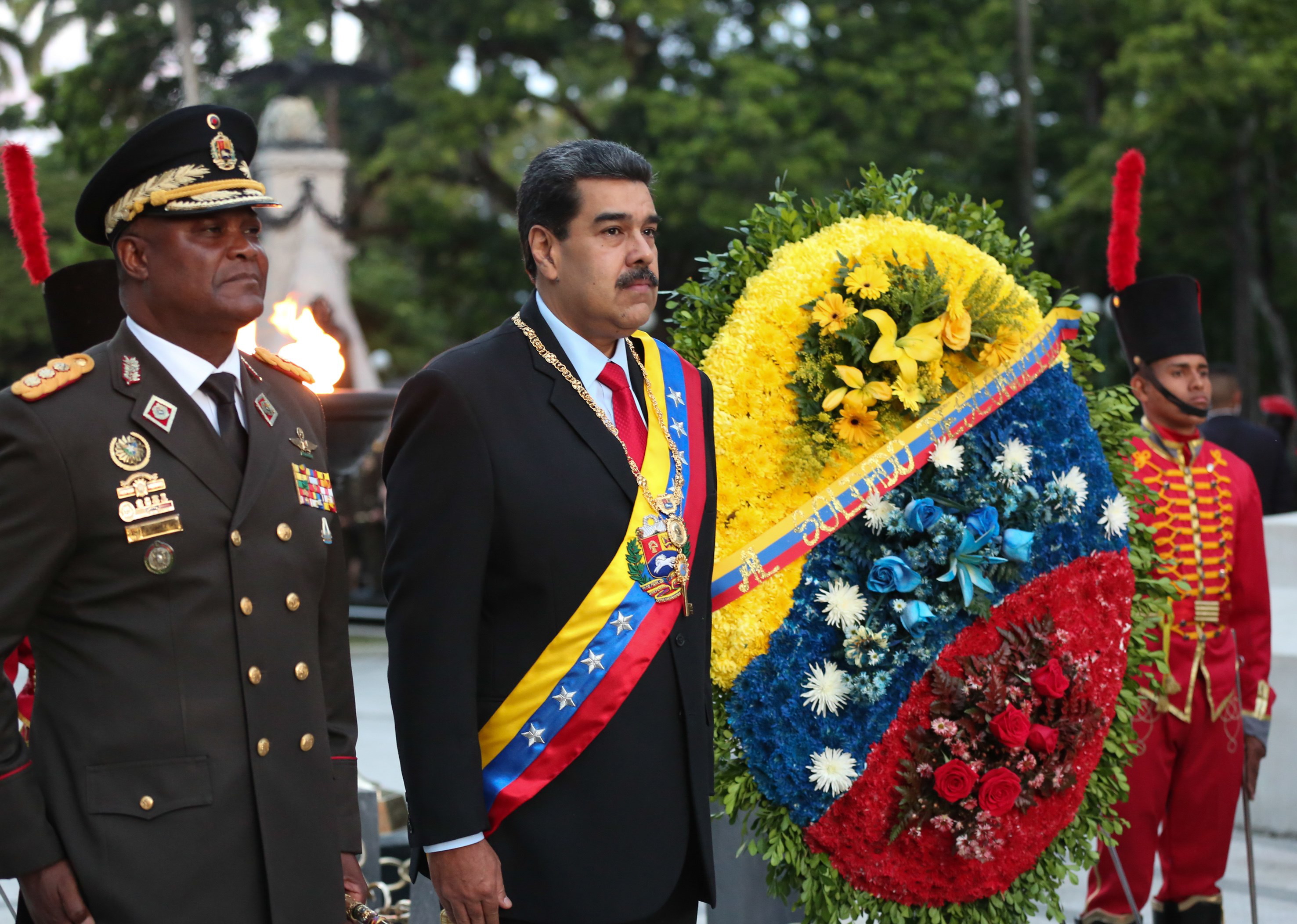 epa07670698 A handout photo made available by Miraflores press that shows the Venezuelan President Nicolas Maduro (C) during an act with the military, in commemoration of the 198th Anniversary of the Battle of Carabobo and Army Day, in Carabobo, Venezuela, 24 June 2019. Maduro authorized on Monday the Armed Forces to respond 'from all spaces' to the 'oligarchy' of Colombia and the President of that country Ivan Duque, one of the greatest critics in the region of the administration of the Chavista leader.  EPA/MIRAFLORES PRESS HANDOUT  HANDOUT EDITORIAL USE ONLY/NO SALES