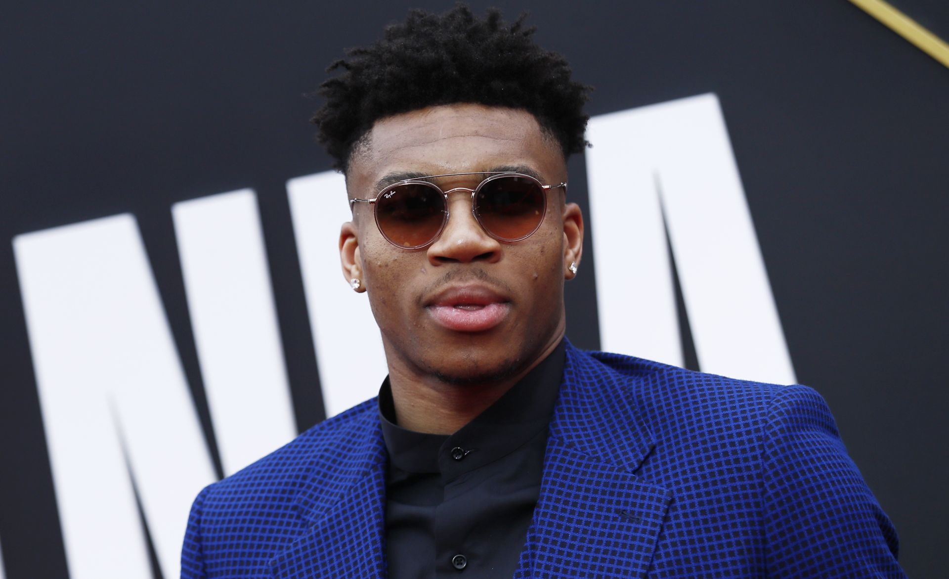 epa07671929 Greek basketball player Giannis Antetokounmpo poses for photographers upon his arrival for the 2019 NBA Awards at Barker Hangar in Santa Monica, California, USA, 24 June 2019. The 2019 NBA Awards will be the 3rd annual awards show by the National Basketball Association (NBA).  EPA/ETIENNE LAURENT