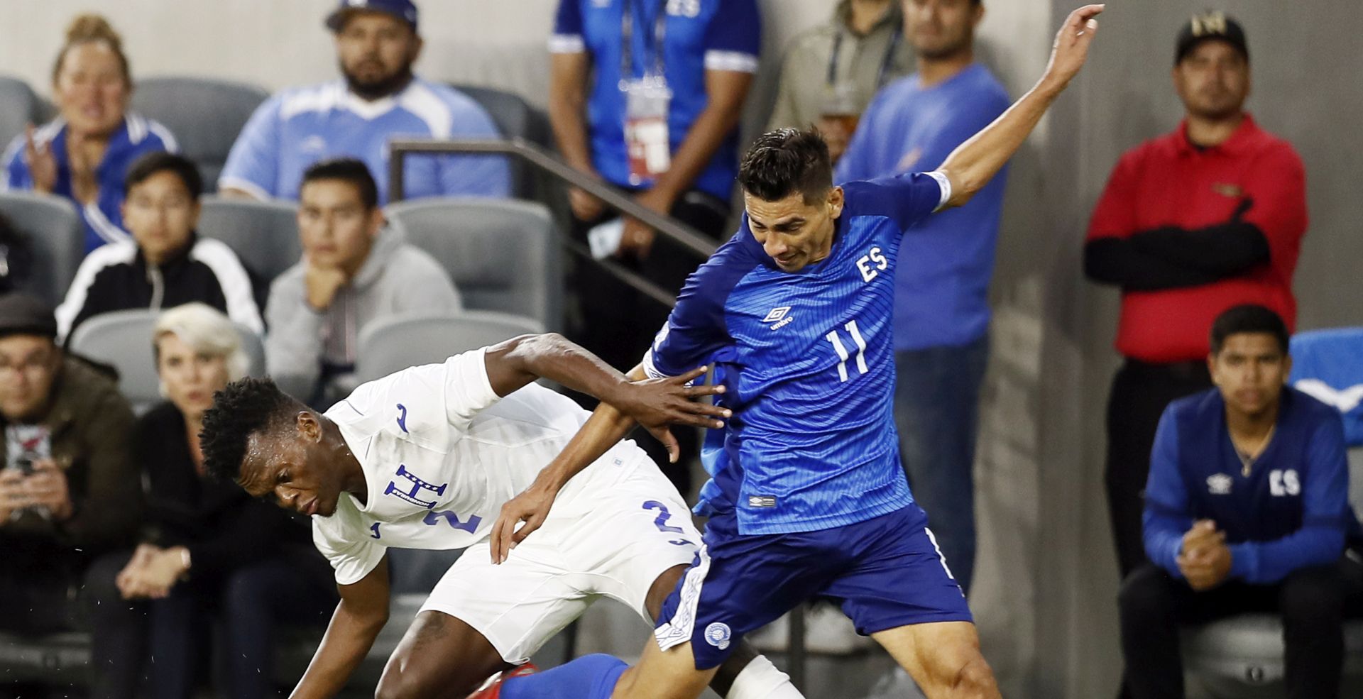 epa07673613 Felix Crisanto of Honduras (L) in action against Juan Carlos Portillo of El Salvador (R) during the first half of the CONCACAF Gold Cup group stage soccer match between Honduras and El Salvador at Bank of California Stadium in Los Angeles, California, USA, 25 June 2019.  EPA/ETIENNE LAURENT