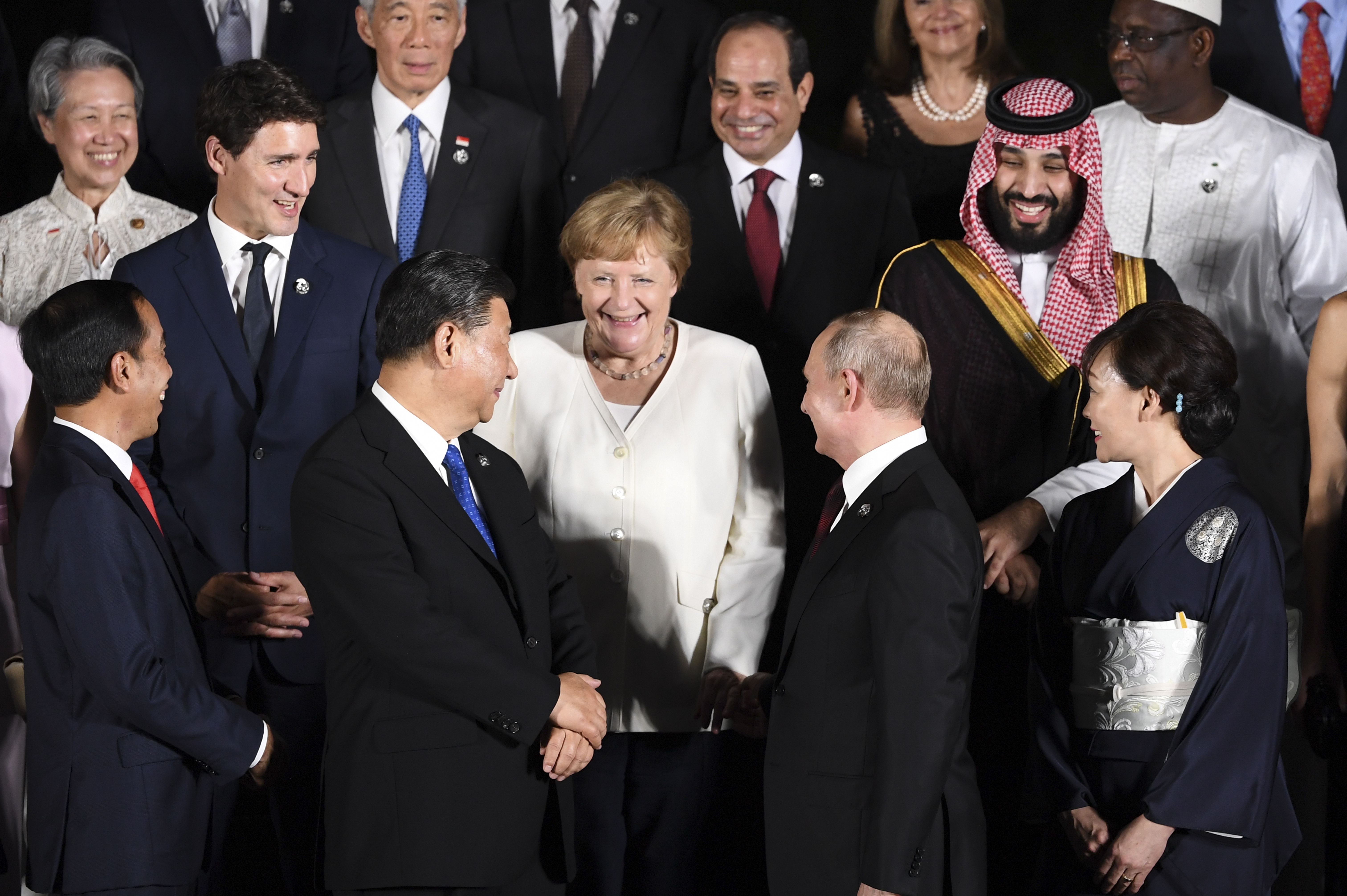 epa07680031 Chinese President Xi Jingping (C-L), German Chancellor Angela Merkel (C) and Russian President Vladimir Putin (C-R) pose for the official family picture during a cultural event at the Osaka Geihinkan during the G20 summit in Osaka, Japan, 28 June 2019. The leaders of the world's largest economies gathered in Osaka for the fourteenth meeting of Group of Twenty (G20).  EPA/LUKAS COCH  AUSTRALIA AND NEW ZEALAND OUT