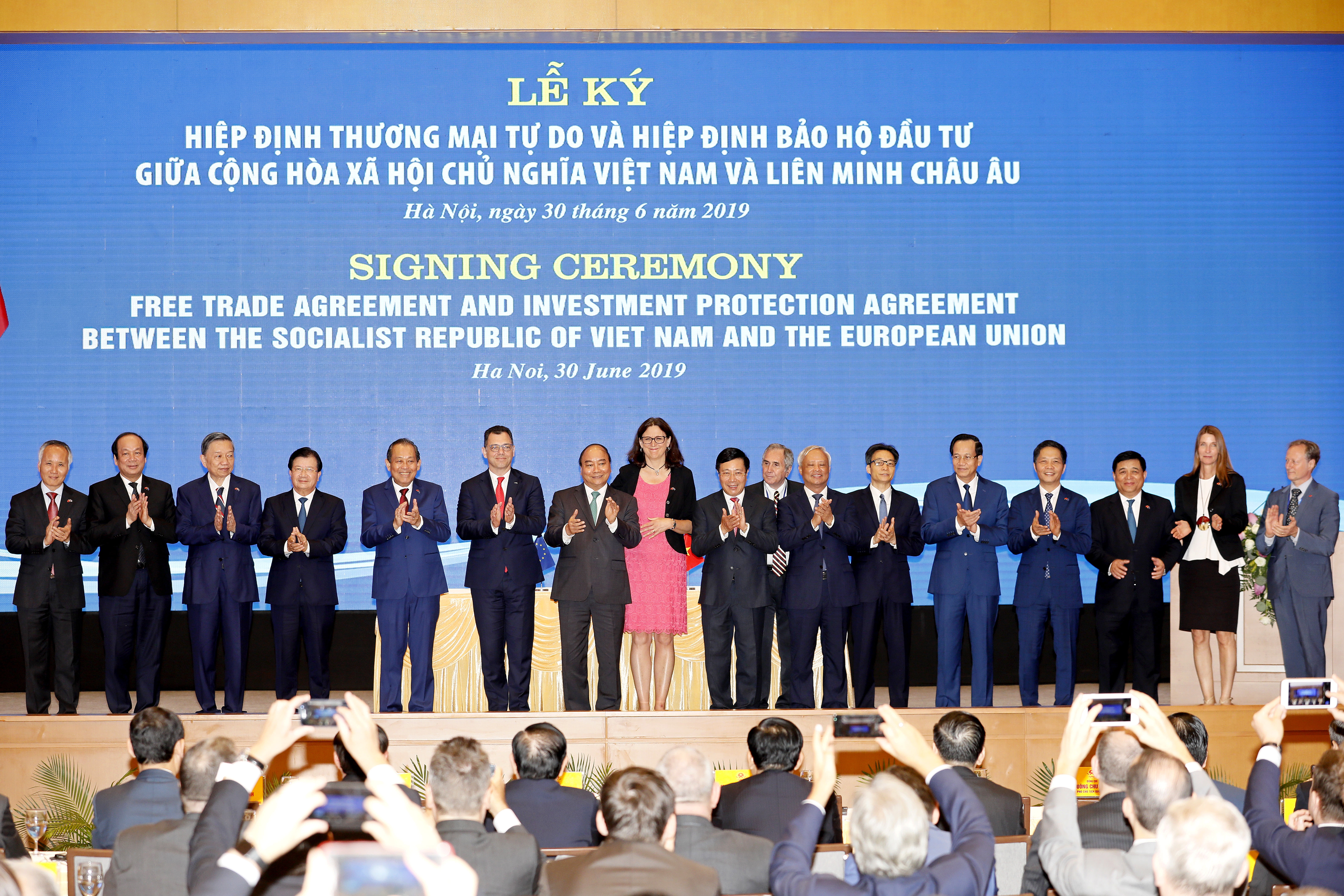 epa07684228 A group photo at the signing ceremony for the Free Trade Agreement and the Investment Protection Agreement between Viet Nam and European Union (EVFTA and IPA) at the Government Office in Hanoi, Vietnam, 30 June 2019.  EPA/MINH HOANG