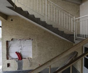 Zagreb: Stanoivnici Petruševca prosvjeduju zbog useljavanja romskih obitelji 02.03.2019., Petrusevec, Zagreb - Prosvjed stanovnika Petrusevca koji su nezadovoljni zbog useljavanja 30-ak romskih obitelji iz Novog Jelkovca i Plinarskog naselja u zgradu u njihovom susjedstvu, koju je Grad Zagreb kupio za Rome.
Photo: Jurica Galoic/PIXSELL
