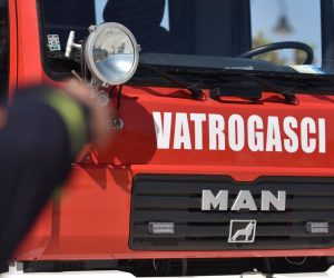 04.05.2018., Primosten - Povodom blagdana sv. Florijana, zastitnika vatrogasaca, clanovi DVD-a Primosten organizirali su dan otvorenih vrata te su velikom broju djece i znatizeljnim turistima pokazivali svoje vjestine. Na danu otvorenih vrata sudjelovao je i jedan kanader. 

Photo: Hrvoje Jelavic/PIXSELL