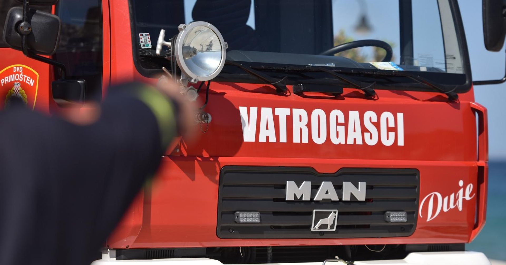 04.05.2018., Primosten - Povodom blagdana sv. Florijana, zastitnika vatrogasaca, clanovi DVD-a Primosten organizirali su dan otvorenih vrata te su velikom broju djece i znatizeljnim turistima pokazivali svoje vjestine. Na danu otvorenih vrata sudjelovao je i jedan kanader. 

Photo: Hrvoje Jelavic/PIXSELL