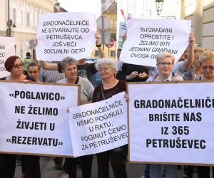 04.06.2019., Zagreb - Stanovnici Petrusevca prosvjedovali su danas prije pocetka 23. sjednice gradske skupstine.
Photo: Patrik Macek/PIXSELL