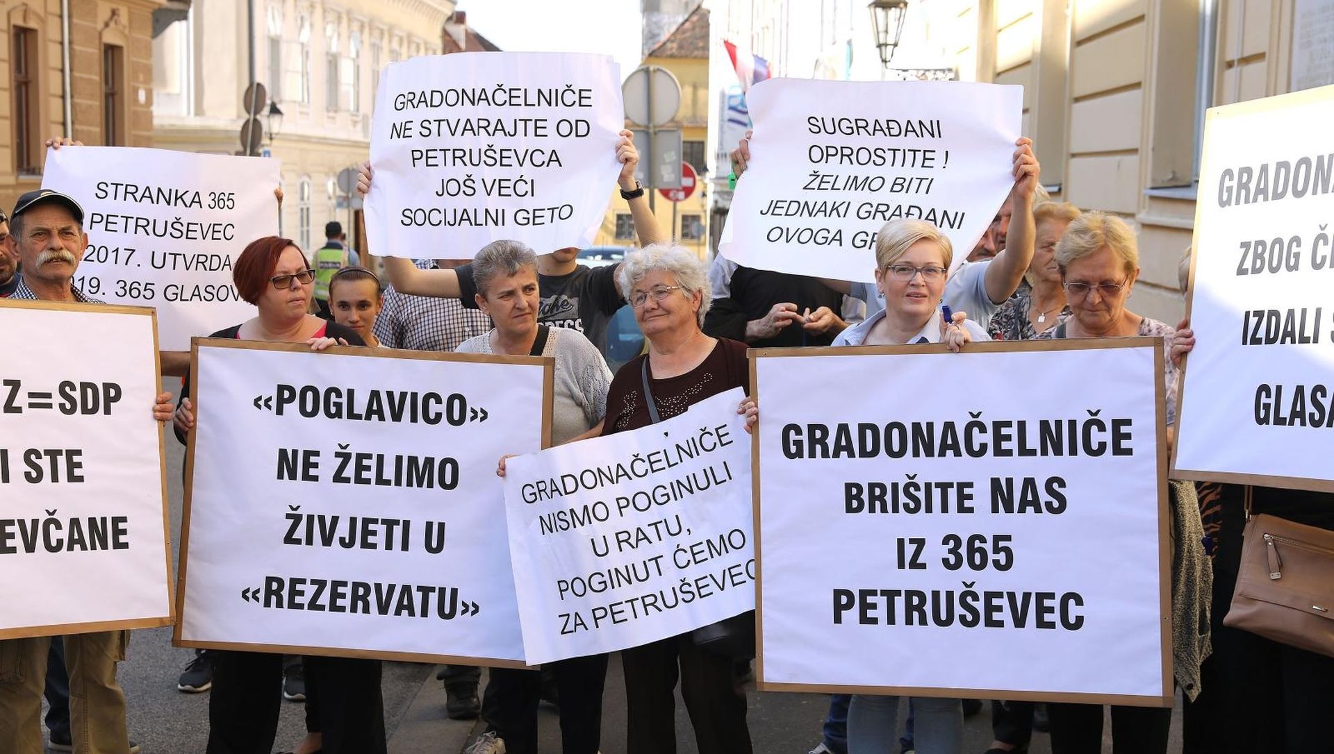 04.06.2019., Zagreb - Stanovnici Petrusevca prosvjedovali su danas prije pocetka 23. sjednice gradske skupstine.
Photo: Patrik Macek/PIXSELL