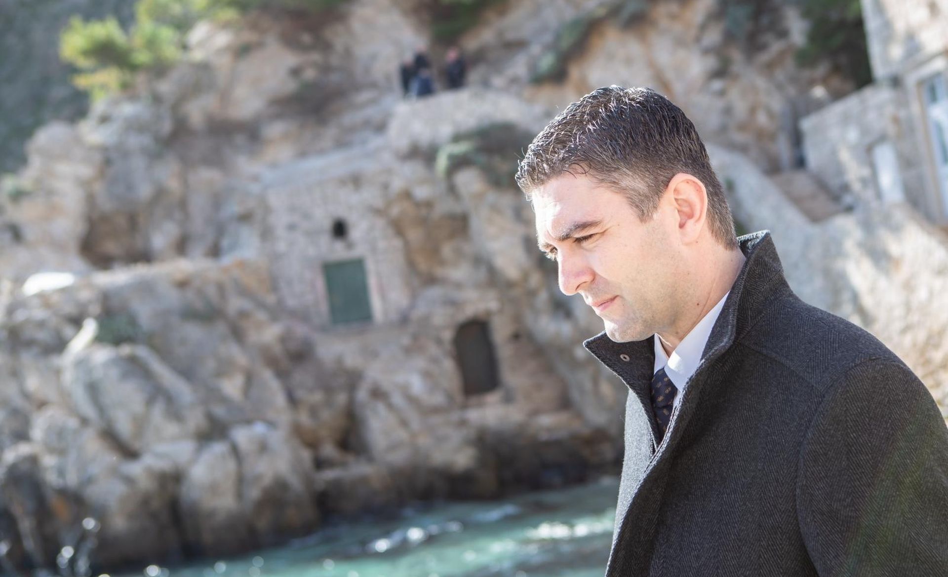 Dubrovnik:  Grad Dubrovnik podnio kaznenu prijavu zbog devastacije Lovrijenca 05.02.2019., Pile, Dubrovnik - Grad Dubrovnik podnio je kaznenu prijavu protiv osoba koje su izvodile nezakonite radove na stijeni podno tvrdjave Lovrijenac. Rusenje stijene i gradnja zidova podno tvrdjave izazvalo je burne reakcije gradjana, a gradske vlasti natjeralo da angraziraju zastitare koji ce cuvati gradsku imovinu od daljnje devastacije. Gradonacelnik Frankovic s komunalnim redarima i inspektorima obisao je lokaciju.
Photo: Grgo Jelavic/PIXSELL
