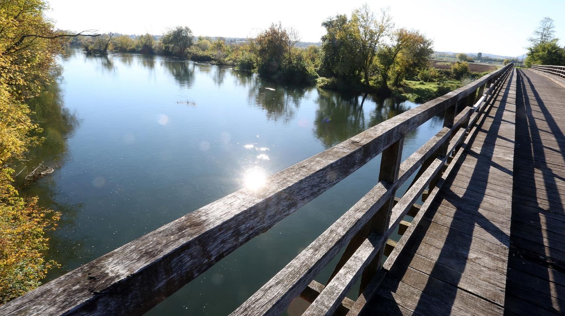 05.10.2016., Karlovac - Pogled na rijeku Koranu nizvodno od drvenog mosta gdje su nekada bili 'Ljubavni otoci'.
Photo: Kristina Stedul Fabac/PIXSELL