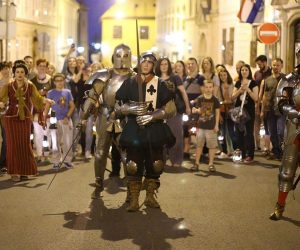 05.06.2015., Zagreb - Turisticki obilazak sa kostimiranim glumcima u nocnoj turi po Gornjem gradu pod imenom Tajne Grica temeljen na povijesnim cinjenicama preuzetih iz romana Marije Juric Zagorke. 
Photo: Goran Stanzl/PIXSELL